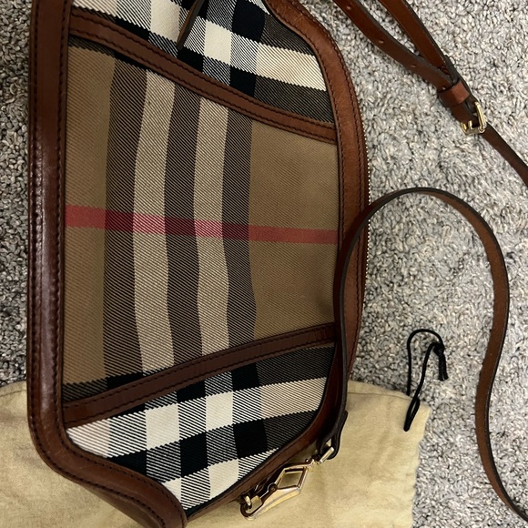 Burberry
Orchard Crossbody Bag House Check Canvas and Leather. - Picture 10 of 10